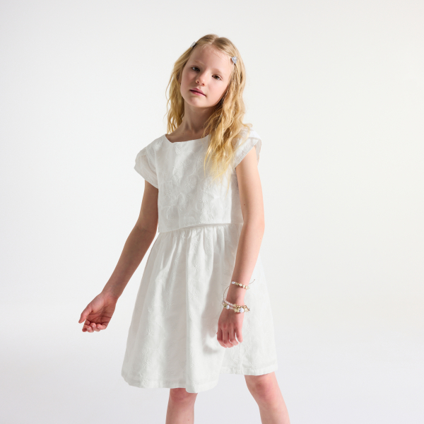 فستان أنيق مطرز باللون الأبيض للفتيات